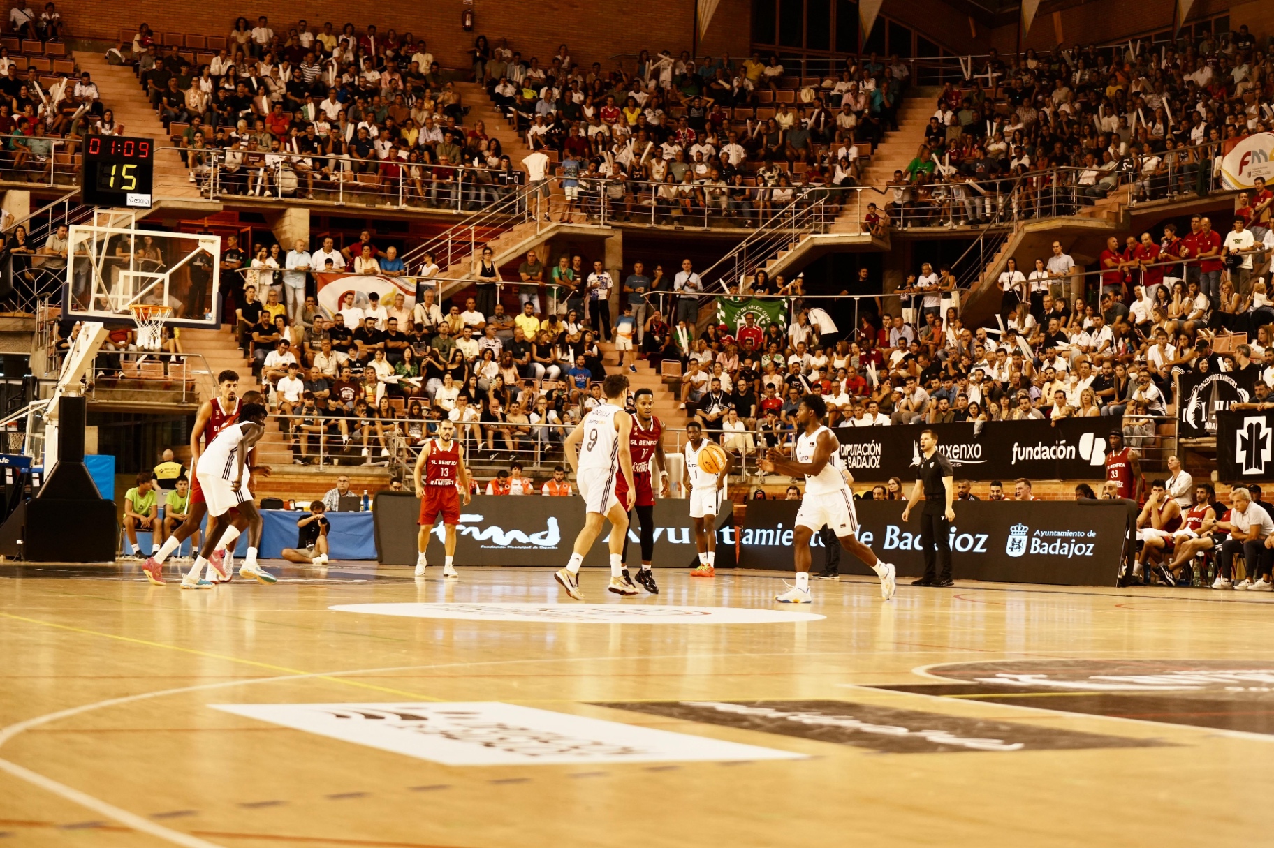 Real Madrid vs SL Benfica sobre el parqué de La Granadilla