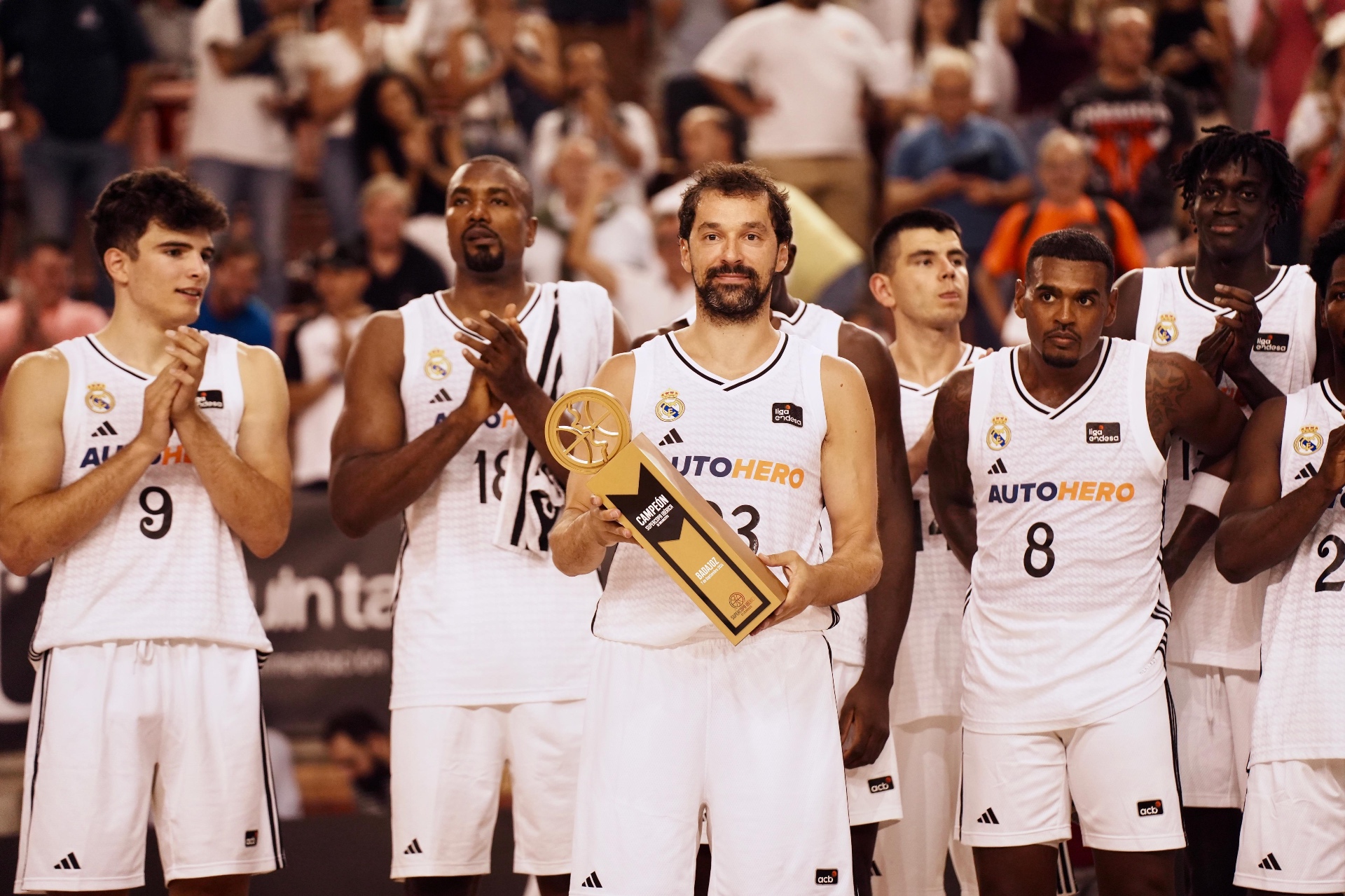 Real Madrid levanta el trofeo de campeón